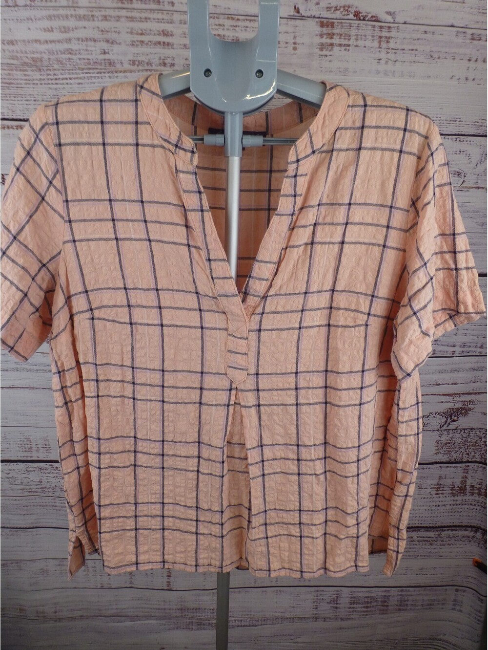 Gloria Vanderbilt Women's L Large Peach Plaid Crinkle Short Sleeve V-Neck J5